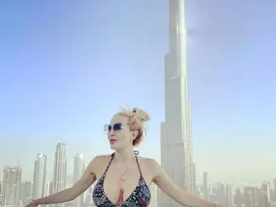 Динамит! Антония Петрова ще си пръсне деколтето на 60-ия етаж (ФОТО по бански по-долу)