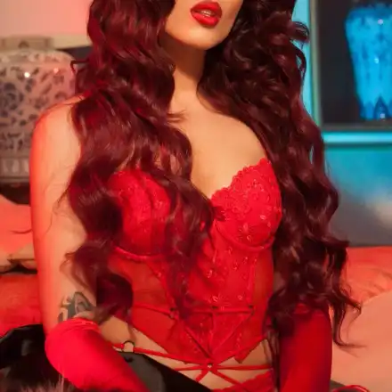 Диона нажежи страстите до червено (Горещо фото)