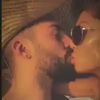 Джулиана Гани спи с редови полицай