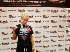 Две стаи с купи и медали има Анн-Джи! Блондинката тренира ММА и граплинг