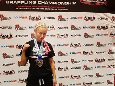 Две стаи с купи и медали има Анн-Джи! Блондинката тренира ММА и граплинг