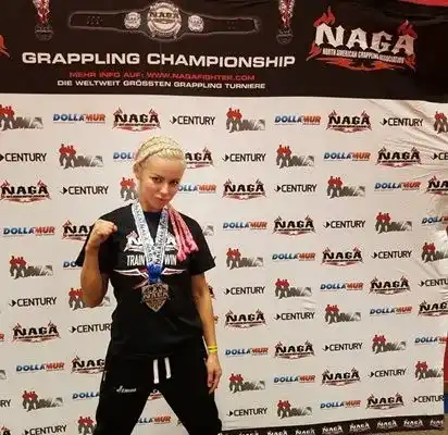 Две стаи с купи и медали има Анн-Джи! Блондинката тренира ММА и граплинг