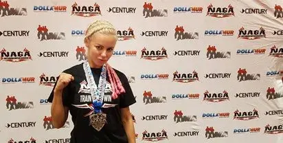 Две стаи с купи и медали има Анн-Джи! Блондинката тренира ММА и граплинг