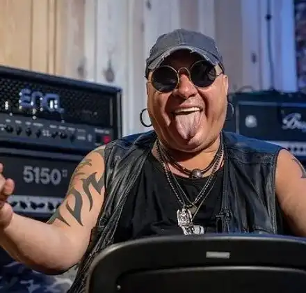 Фънки танцува седнал в чалготека! Музикантът посрещна ЧРД с Коцето