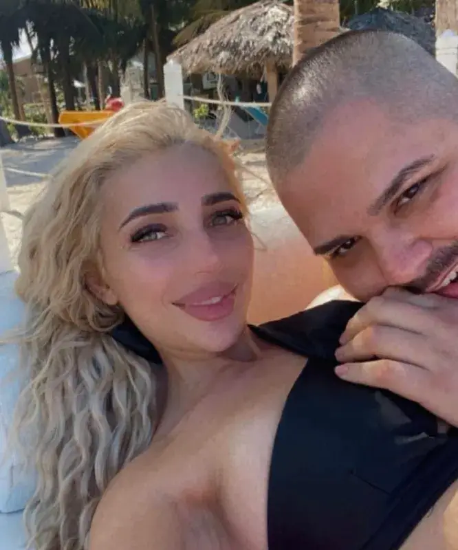 Габи от „Ергенът“ се натиска с мъж в  Доминикана