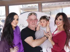 Глория кръсти внучката без баща й
