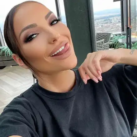 Големи амбиции: Мис Силикон ще завършва средно!