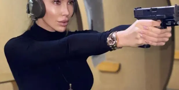 Ирен Онтева държи патлака с две ръце
