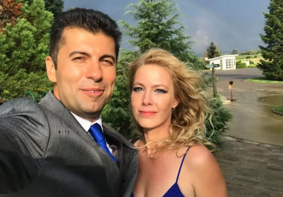 Жената на Кирил Петков бърка торти за Силвена Роу (Вижте какво е направила от мързел)