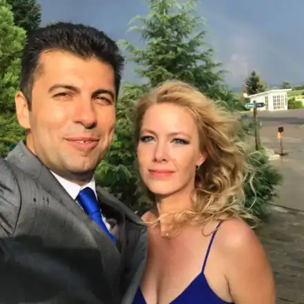 Жената на Кирил Петков се страхувала да роди в България
