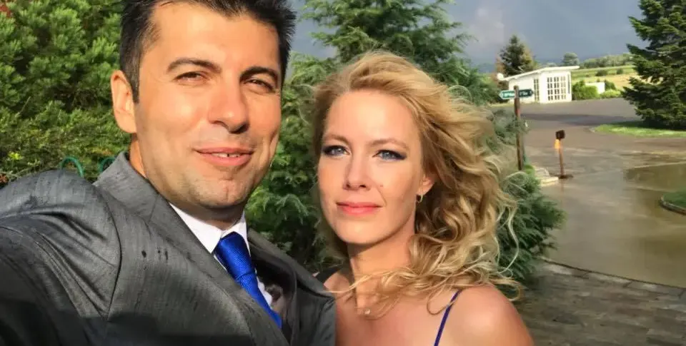 Жената на Кирил Петков се страхувала да роди в България