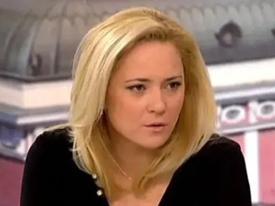 Лора Крумова замяза на гигантска матрьошка