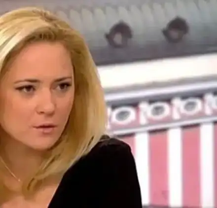 Лора Крумова замяза на гигантска матрьошка