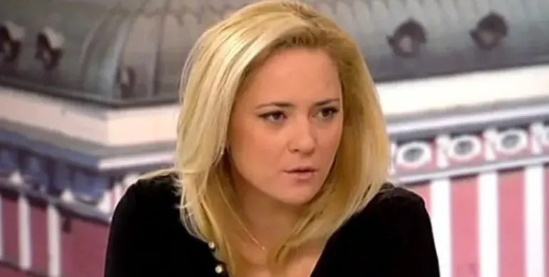 Лора Крумова замяза на гигантска матрьошка