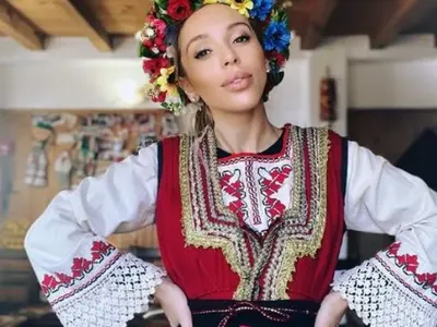 Мика Стоичкова се облече в носия! Точи баници с баба си