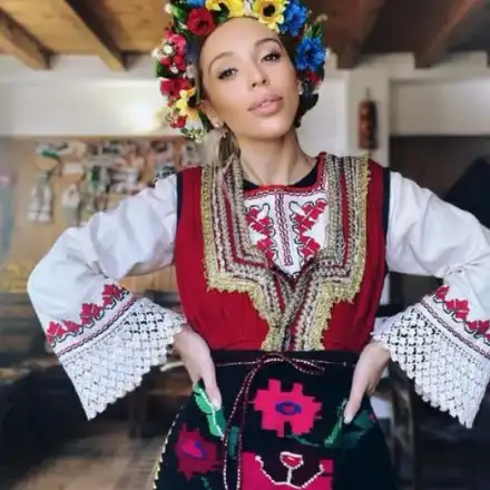 Мика Стоичкова се облече в носия! Точи баници с баба си