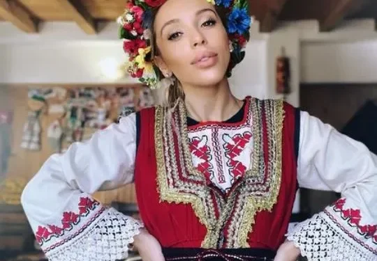 Мика Стоичкова се облече в носия! Точи баници с баба си