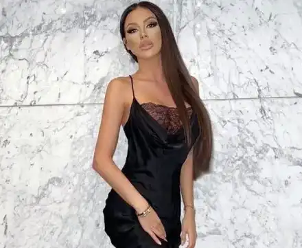 Мис Плеймейт пропищя от високите цени на тока и газа