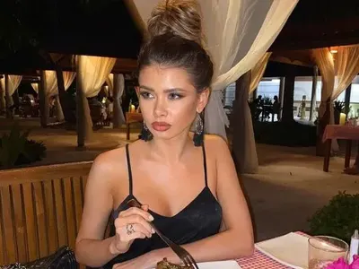 Мис София позира само по кокос на Малдивите! (СНИМКИ)