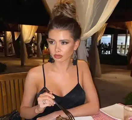 Мис София позира само по кокос на Малдивите! (СНИМКИ)