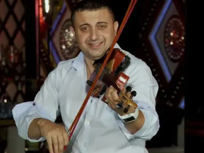 Музикантът легенда Мравчо: Депутатите хващат микрофона като чалга певици певици