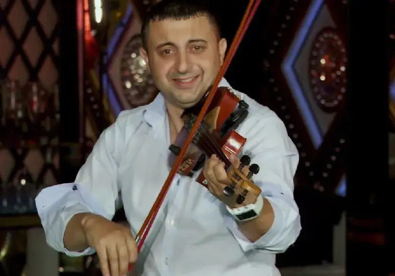 Музикантът легенда Мравчо: Депутатите хващат микрофона като чалга певици певици