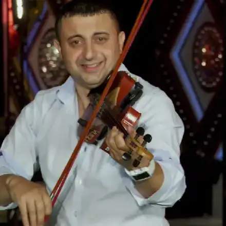 Музикантът легенда Мравчо: Депутатите хващат микрофона като чалга певици певици