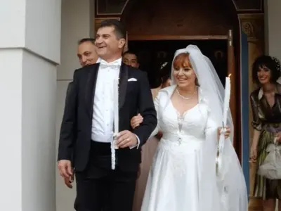 Мъжът на здравната министърка продава часовници против хъркане (Снимки)