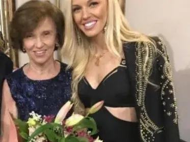 Натали Трифонова затрупа баба си с подаръци