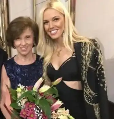 Натали Трифонова затрупа баба си с подаръци