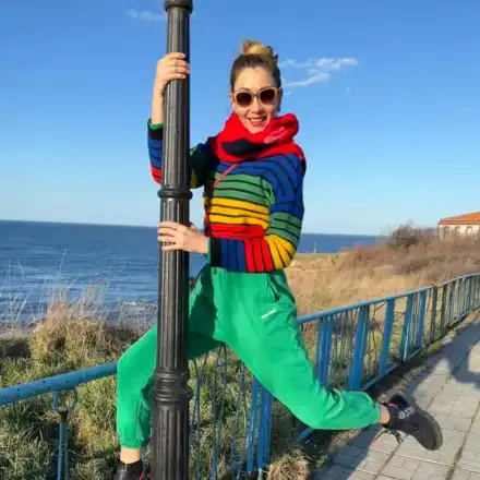 Нети се метна на пилона