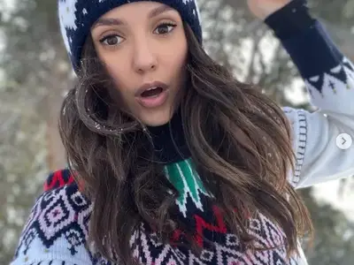 Нина Добрев с куче върху най-милото си