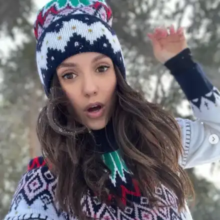 Нина Добрев с куче върху най-милото си