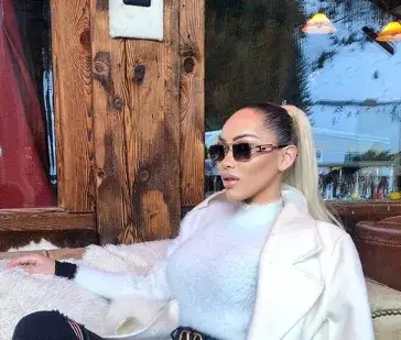 Нора Недкова  носи две маски  една връз друга заради Мексико