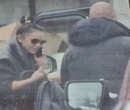 Папарашки удар: Отварачката тръгна с  охрана и  на фризьор