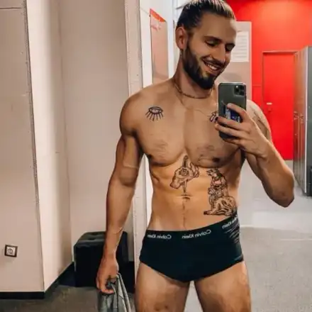 Папи Ханс се похвали с мъжкото си достойнство за ужас на пуританите  (Снимка за възрастни)