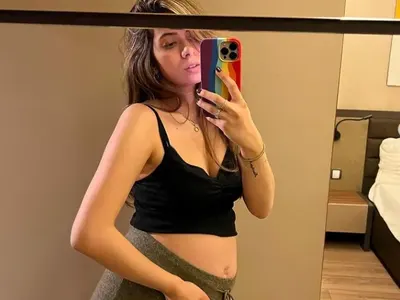 Половинката на звезда на Лудогорец показа бремнно коремче (Снимки)