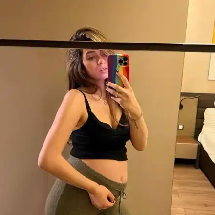 Половинката на звезда на Лудогорец показа бремнно коремче (Снимки)