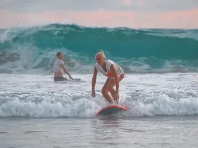 Снахата на Халваджиян кара сърф преди „Капките, показа горещо тяло от Малдивите (Снимки)