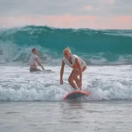 Снахата на Халваджиян кара сърф преди „Капките, показа горещо тяло от Малдивите (Снимки)