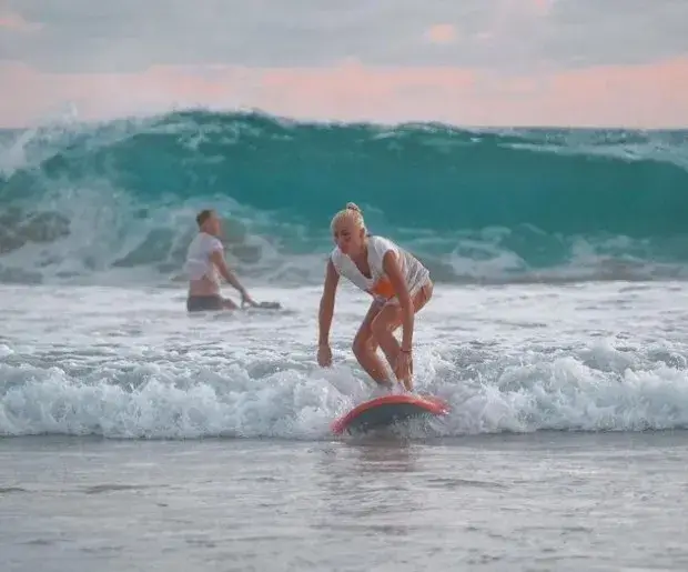 Снахата на Халваджиян кара сърф преди „Капките, показа горещо тяло от Малдивите (Снимки)