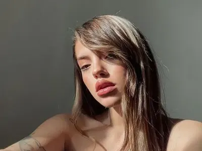 Специални ритуали! Дара се разтяга, преди да се отдаде на мъж