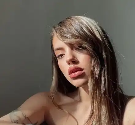 Специални ритуали! Дара се разтяга, преди да се отдаде на мъж