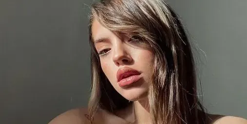 Специални ритуали! Дара се разтяга, преди да се отдаде на мъж