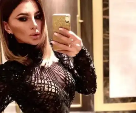 Токов удар прецакал Есил Дюран на сцената