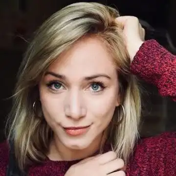 Внучката на Тодор Колев лъсна дибидюс (Тайни скандални кадри от кабаретното й шоу)