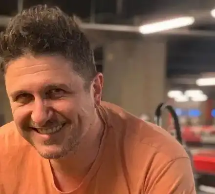 51-годишният Блатечки излиза само с млади момичета