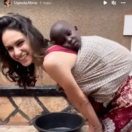 Африканче спи на гърба на Даяна Ханджиева! Актрисата не може да се отдели от момиченцето (СНИМКИ)