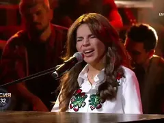 Алисия пее на плейбек в „Капките“, обработват гласа й