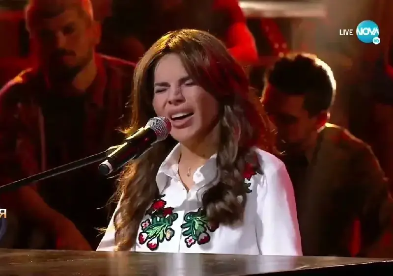 Алисия пее на плейбек в „Капките“, обработват гласа й